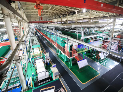 “6S現場管理工作對我們企業和個人都產生了積極影響?！弊哌M浙江合力革業有限公司的生產現場，機器設備擺放整齊、廠區廠房周邊干凈整潔。該公司環保主管孫萬璽介紹，通過6S現場管理，不僅辦公環境和生產環境更整潔了，設備管理和安全管理也更完善，產品質量和生產效率大幅提升，同時員工素質提高了不少。前不久，麗水經開區公布了2023年合成革企業6S現場管理各項先進名單，共5家企業獲得相關榮譽稱號。其中，浙江閩鋒化